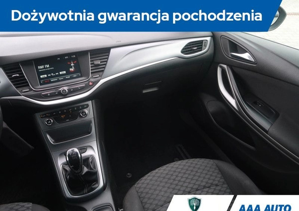 Opel Astra cena 48000 przebieg: 161274, rok produkcji 2017 z Białogard małe 211